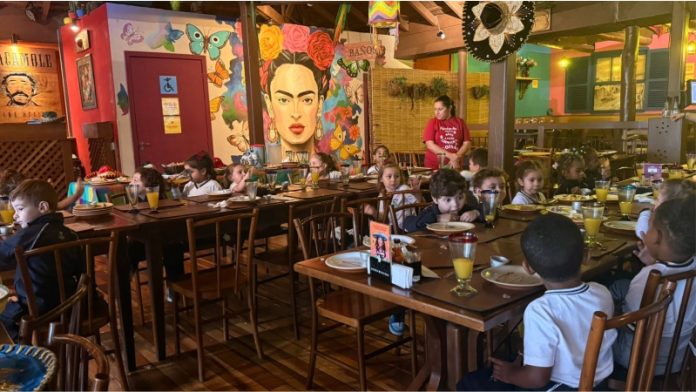 Crianças do CMEI Alto São Bento celebram cultura mexicana em jantar especial