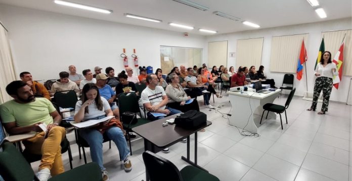 Empreendedores de praia passam por curso para temporada segura e qualificada em Porto Belo