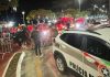 Acidente com ciclomotor provoca pausa em desfile de Natal em Balneário Camboriú