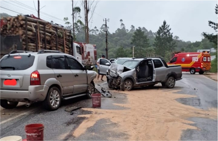 Batida entre três veículos na Gentil Battisti Archer fere dois motoristas