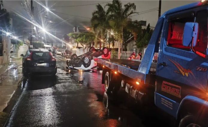 Motorista embriagado capota veículo no centro de Balneário Camboriú e é detido pela polícia