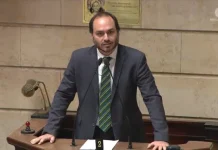 Pelo Estado 16/12: Após renunciar no RJ, Carlos Bolsonaro aterrissa em Santa Catarina