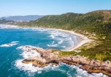 Publico, privado ou naturista? Debate sobre nudismo volta à pauta em Florianópolis