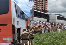 Torcidas de Santos e Internacional provocam confusão e fecham BR-101 em Itapema