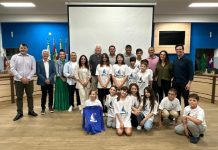 Velejadores mirins recebem certificação e celebram conquistas em Porto Belo