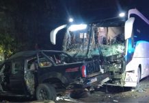 Acidente entre caminhonete e ônibus na BR-470 deixa dois mortos e dez feridos em SC