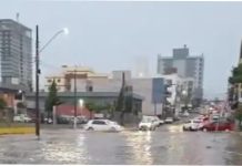 Chuva forte atinge Chapecó, alaga ruas e provoca danos estruturais