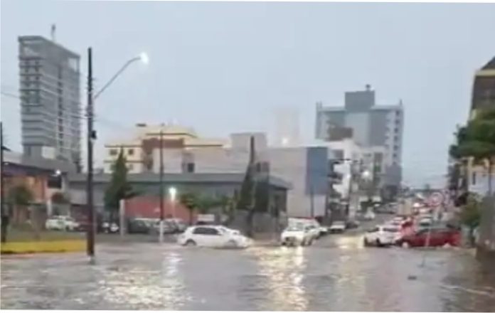 Chuva forte atinge Chapecó, alaga ruas e provoca danos estruturais