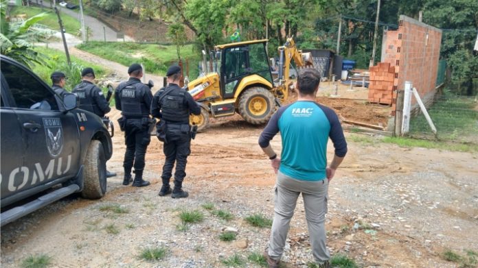 Fiscalização ambiental resulta na demolição de obra ilegal dentro do Refúgio de Itapema