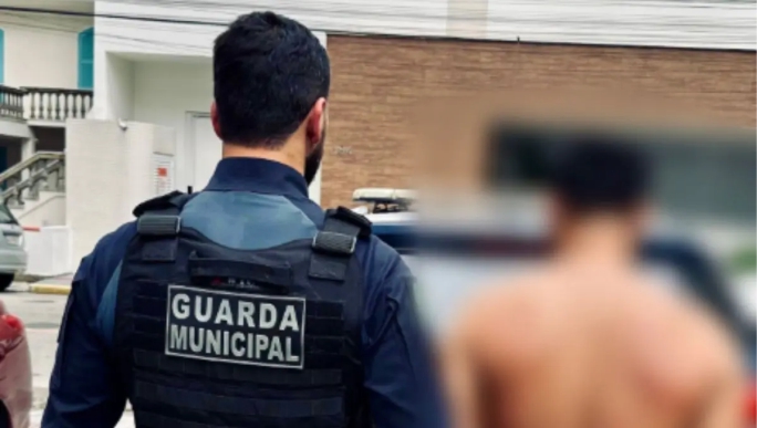 Motorista embriagado bate em veículos, tenta fuga e é detido em Porto Belo