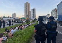 Ônibus com torcida organizada é interceptado em Itapema após denúncias