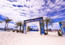 Pré-carnaval agita Arena de Verão Comper na orla de Bombinhas