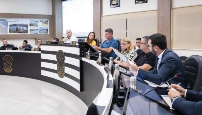 Vereadores analisam MP que obriga conexão de imóveis ao sistema de esgoto em Itapema