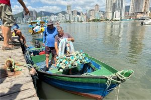 Imagem da padroeira dos navegantes seguiu pelo mar acompanhada por embarcacoes