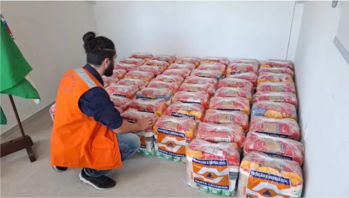 Moradores recebem apoio após chuva intensa provocar alagamentos