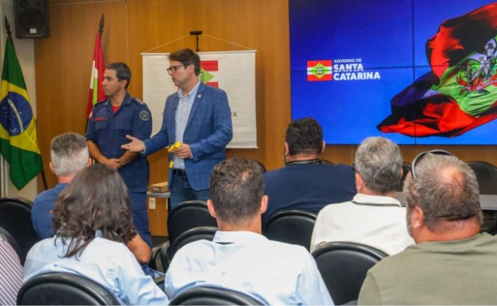 Programa Pesca Bem Segura orienta pescadores sobre uso de geolocalizadores em SC