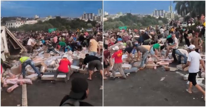 Acidente com caminhão termina em corrida por carga de carne na BR-282