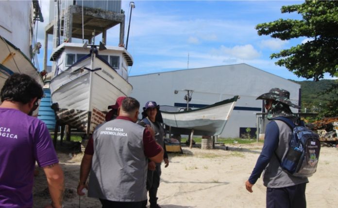 Fiscalização em embarcações reforça combate à dengue nas praias de Porto Belo