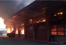 Incêndio de grandes proporções destrói estrutura industrial em Brusque