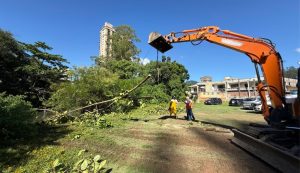 Intervencao retirada material acumulado para garantir maior fluidez da agua e proteger a populacao