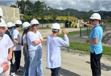Jovens aprendem na prática sobre saneamento durante visitas à ETE em Itapema
