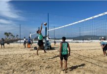 Jovens atletas entram em quadra na fase municipal dos JESC em Itapema