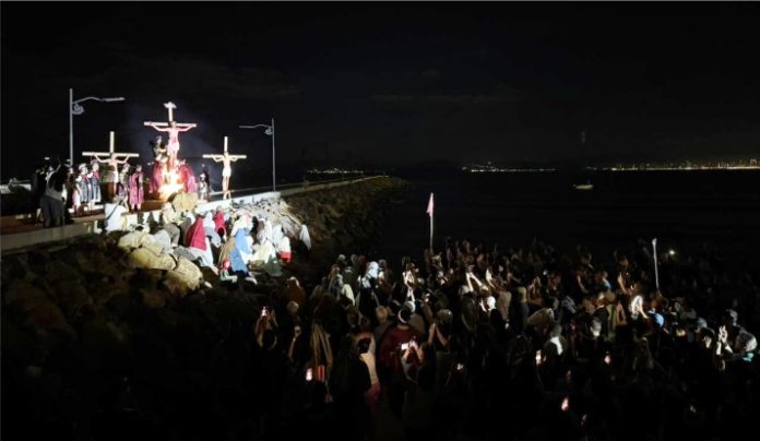 Orla de Itapema se transforma em palco de fé com encenação da Paixão de Cristo