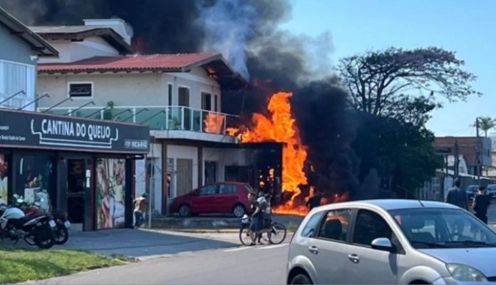 Queda de avião sobre restaurante deixa quatro mortos no litoral do RS