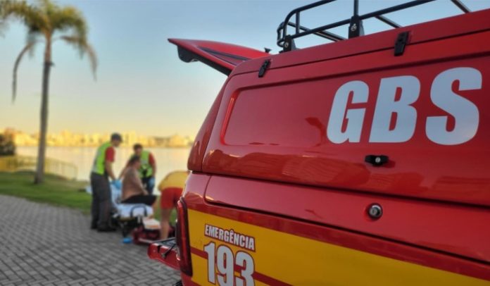 Veículo cai no mar após acidente na Beira-Mar Norte, em Florianópolis