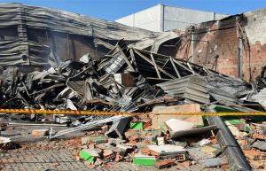 Prefeitura de Itapema mobiliza força-tarefa após incêndio de grandes proporções no Jardim Praiamar 1 Acao integrada entre Bombeiros Defesa Civil Guarda Municipal e Secretaria de Obras auxiliou no combate as chamas