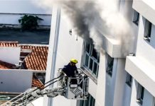 Família é salva pela janela após incêndio atingir apartamento em Balneário Camboriú