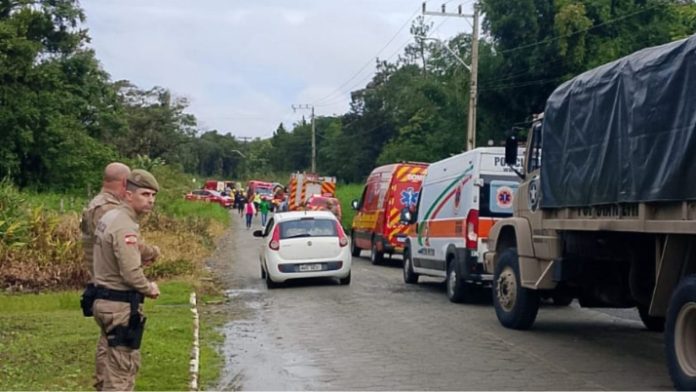 Ônibus com trabalhadores tomba em Araquari e mobiliza grande operação de resgate