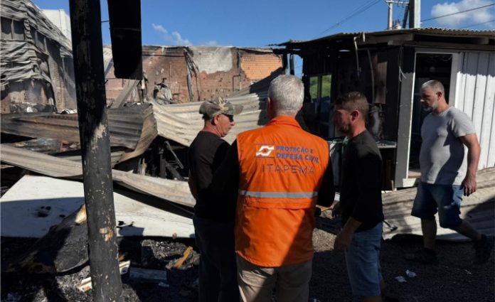 Prefeitura de Itapema mobiliza força-tarefa após incêndio de grandes proporções no Jardim Praiamar