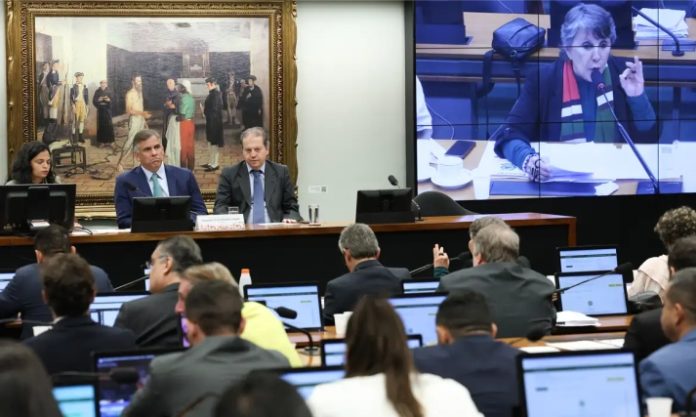CCJ da Câmara aprova PEC que reduz maioridade penal para 16 anos e debate avança no Congresso