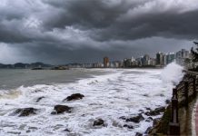 Frente fria traz temporais, queda nas temperaturas e mar agitado em Santa Catarina
