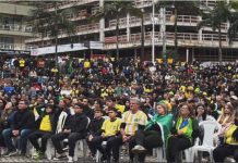 Praça da Paz reúne centenas de torcedores e vira palco da festa pela classificação do Brasil