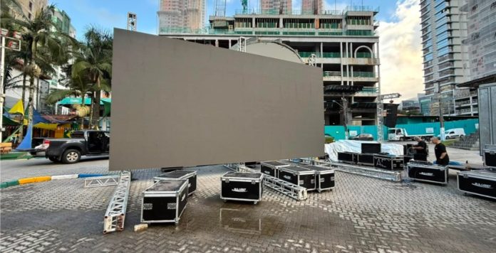 Praça da Paz vira palco da torcida brasileira na estreia da Seleção na Copa do Mundo