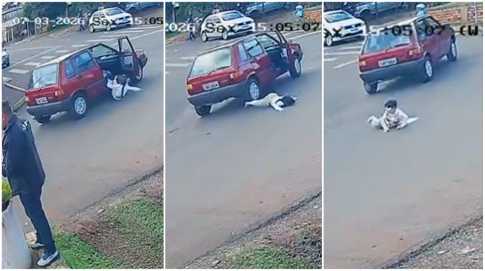 Criança cai de carro em movimento após porta se abrir e assusta moradores no Oeste de SC