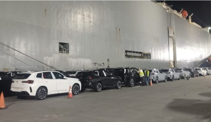 Gigante dos mares atraca em Itajaí com nova carga de BMWs e fortalece setor de importação de veículos