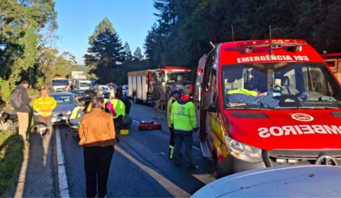 Idosa é atropelada ao descer do carro após acidente com cinco veículos em rodovia de Santa Catarina