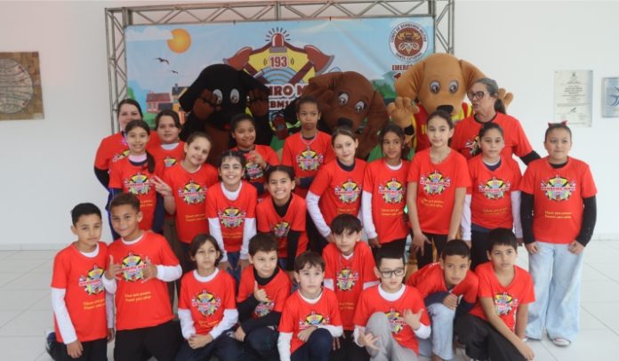 Mais de 500 estudantes celebram formatura do Programa Bombeiro Mirim em Porto Belo