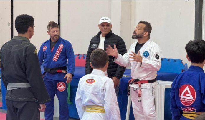 Mestre Hélio Soneca inspira nova geração do Jiu-Jitsu em aula especial realizada em Itapema