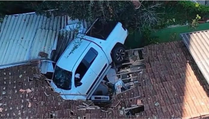 Motorista sofre mal súbito e caminhonete fica sobre telhado de residência no Meio-Oeste de SC