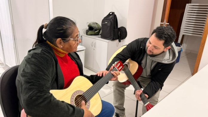 Música aproxima gerações e garante mais qualidade de vida aos idosos em Itapema