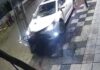 VÍDEO: Médica invade contramão, derruba estruturas e interdita rua no Centro de Blumenau