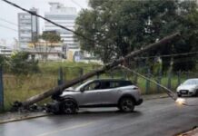 Motorista bate Peugeot contra poste e deixa cerca de 50 imóveis sem energia em Itapema