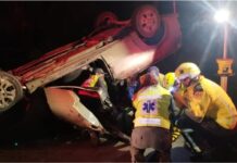 Motorista é resgatado após ficar preso em caminhonete capotada no Norte de Santa Catarina