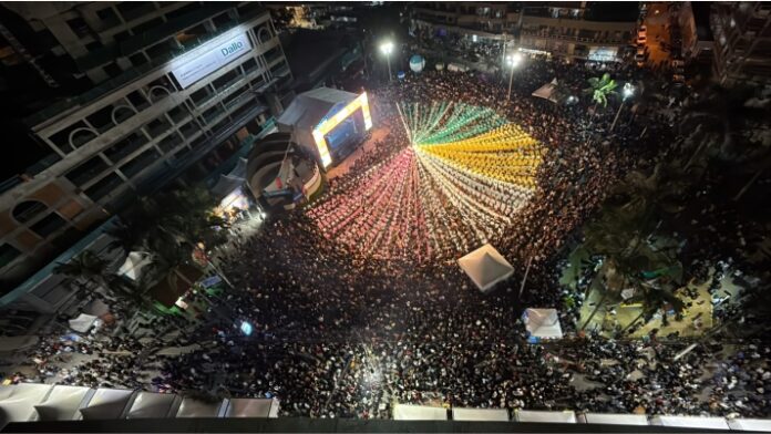 Primeira noite do 8º Arraiá Solidário reúne mais de 25 mil pessoas e transforma Praça da Paz em grande palco da solidariedade
