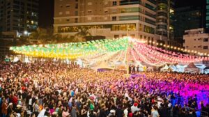 Primeira noite do 8º Arraiá Solidário reúne mais de 25 mil pessoas e transforma Praça da Paz em grande palco da solidariedade 1 Shows nacionais apresentacoes culturais e barracas beneficentes movimentaram o primeiro dia da festa