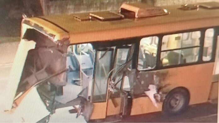 Colisão entre trem e ônibus assusta moradores no bairro Itaum, em Joinville